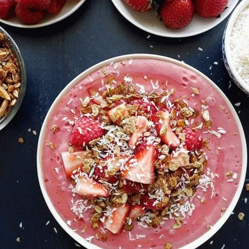 Foto einer gefrorenen Beeren-Bananen-Smoothie-Schüssel