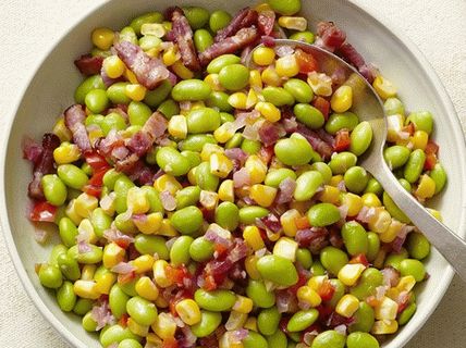Foto von Edamame Bean Sauté mit Mais und Speck