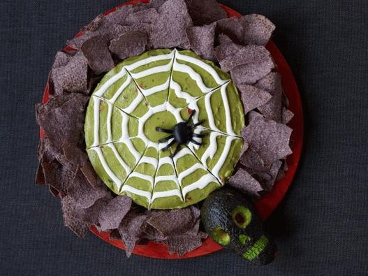 Foto von Halloween Guacamole Sauce mit Spinnennetz