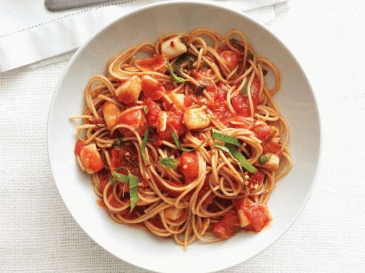 Foto von Spaghetti und Jakobsmuscheln in Marinara-Sauce