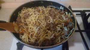 Dunkelblaue Spaghetti