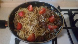 Dunkelblaue Spaghetti