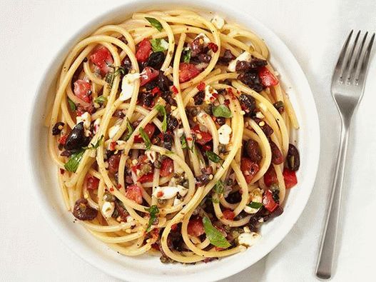 Foto von Spaghetti mit Tomaten, Oliven und Kapern