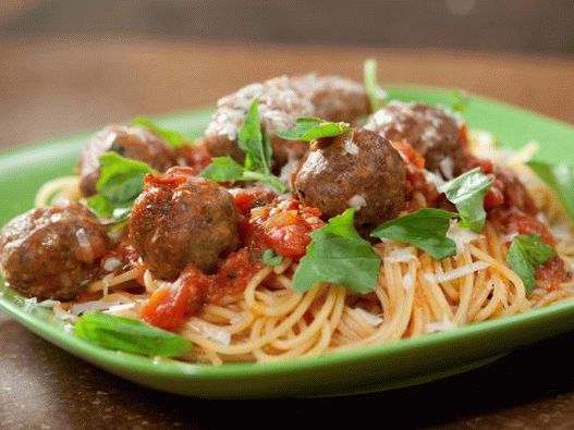 Foto von Spaghetti mit Fleischbällchen in Soße