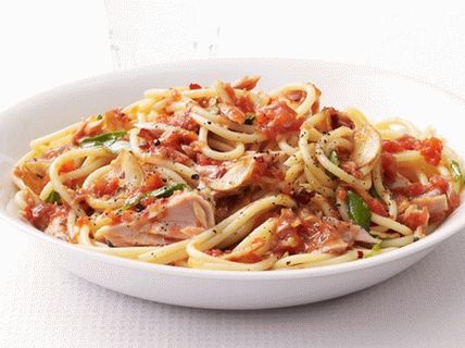 Foto von Spaghetti mit Thunfisch und Marinara-Sauce
