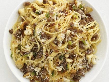 Foto von Spaghetti mit geschmortem Blumenkohl und italienischen Würstchen