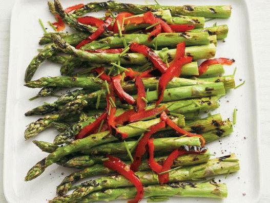 Foto von gegrilltem süßem Spargel