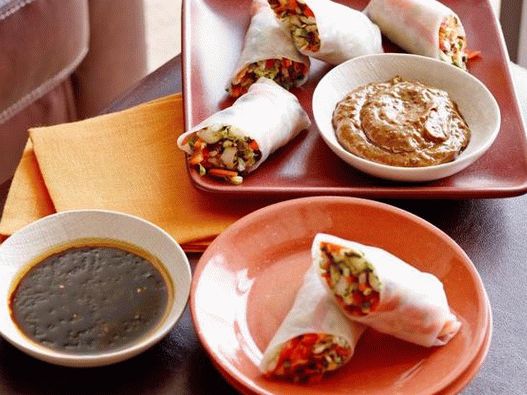 Foto Frühlingsrollen mit frischem Gemüse und zwei Dip-Saucen