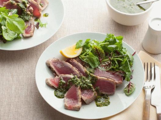 Foto von gegrilltem Thunfischsteak mit Pesto