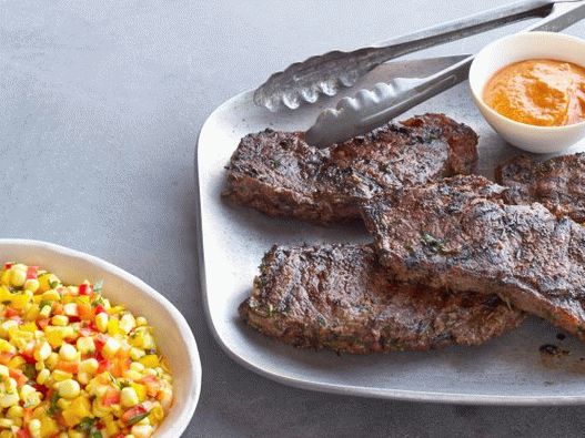 Photo Steaks mit eingelegtem Feldsalat und pikanter Sauce