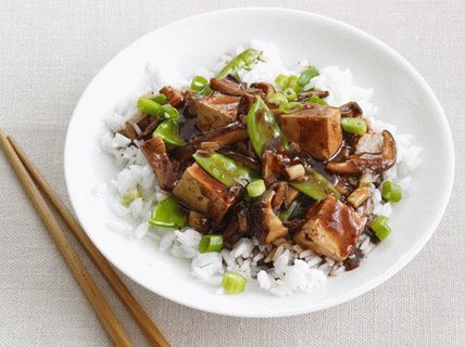 Foto von einem Ochsenbraten mit Shiitake-Pilzen, Erbsen und Tofu