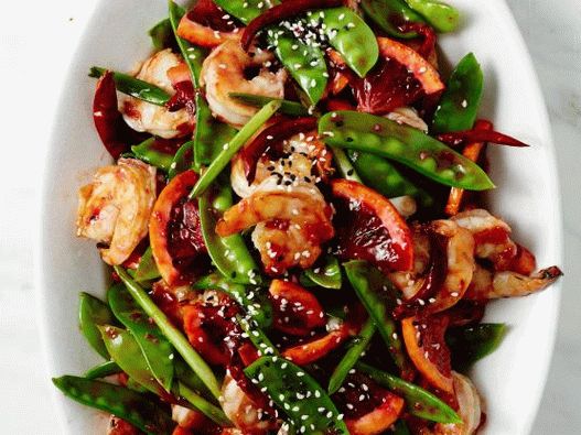 Foto von Ochsenbraten mit Garnelen und roten Orangen