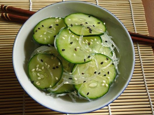 Foto von Sunomono (japanische Gurken)