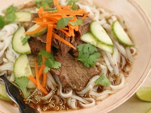 Photo Rindsrippensuppe nach koreanischer Art in einem Slow Cooker