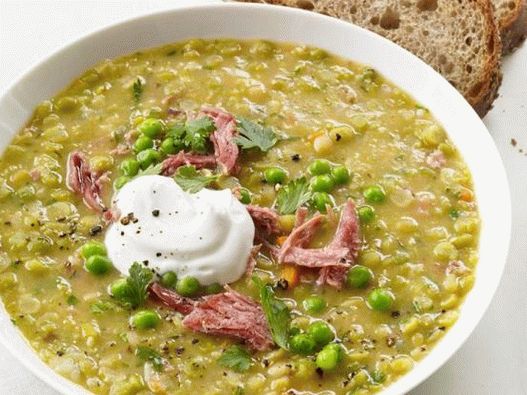 Photo Gehackte Erbsensuppe, langsames Kochen in einem langsamen Kocher