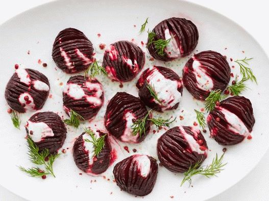 Photo Eine Akkordeonrübe im Ofen mit Joghurtsauce und Dill