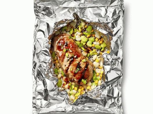 Photo Schweinekoteletts mit Sukkotash-Salat in gegrillten Folienpaketen