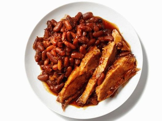 Photo Schweineschinken mit Bohnen in einer Barbecue-Sauce in einem Slow Cooker