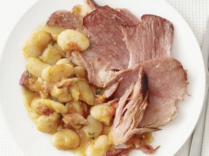 Foto gedünsteter Schweineschinken mit Bohnen