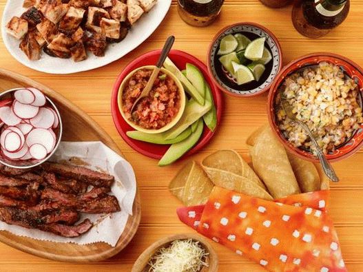 Foto einer gegrillten Taco-Bar mit Hähnchen und Steak in Orangenglasur