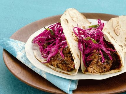 Foto von Tacos mit geschmortem Rindfleisch und Rotkohl
