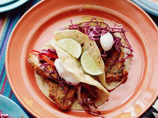 Foto von Tacos mit gegrilltem Schweinefleisch und Rotkohl