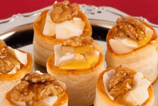 Foto von spanischem Käse und Tapas mit Honig