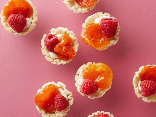 Foto von Törtchen mit Aprikosen und Himbeeren