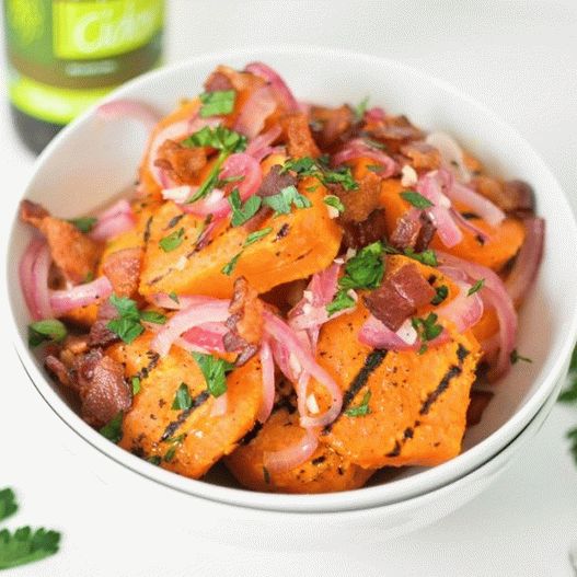 Photo Warmer Salat aus gebackenen Süßkartoffeln und Zwiebeln