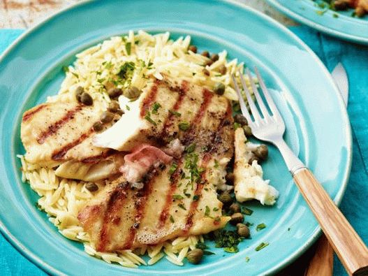 Gegrilltes Tilapia-Foto mit Zitronenöl, Kapern und Orzopaste