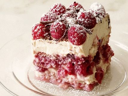 Foto von Tiramisu mit Himbeeren und Erdnusscreme