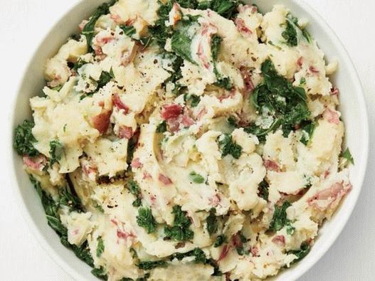 Photo Gehackte Kartoffeln mit gedünstetem Kohlkohl
