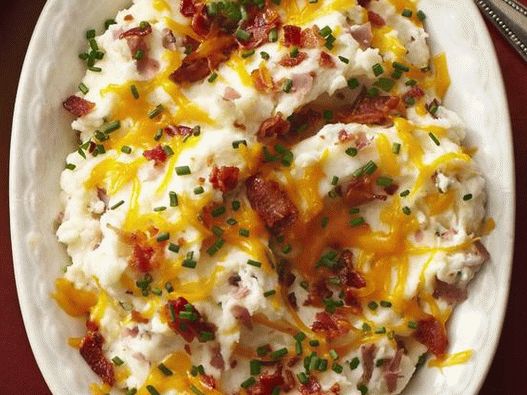 Photo gehackte Kartoffeln mit Käse und Speck
