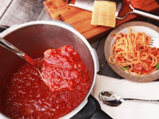 Photo Tomatensauce mit Thunfisch zu Spaghetti