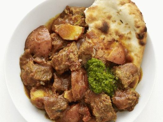 Foto von Rindfleisch gedünstet in einem Slow Cooker mit Curry und Kartoffeln
