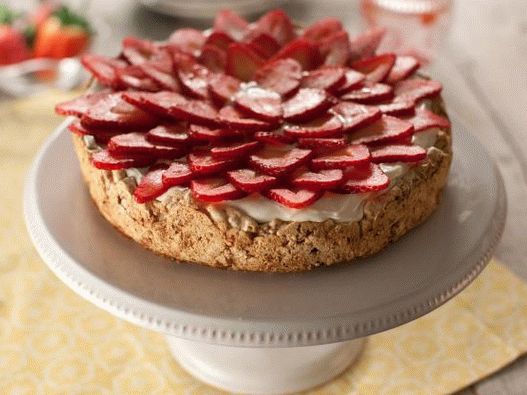 Foto von Cookie Meringue Cake mit Quarkcreme und Erdbeeren (Mostachon)
