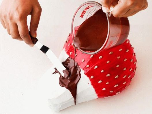 Schmelze die Schokolade mit Butter, verteile den Boden des Kuchens und lasse die Schokolade von den Erdbeeren abtropfen.