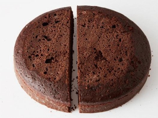 Schneiden Sie beide Kuchen in 2 Stücke, 1,3 cm von der Mitte entfernt. Schneiden Sie beide Kuchen in 2 Stücke, 1,3 cm von der Mitte entfernt.
