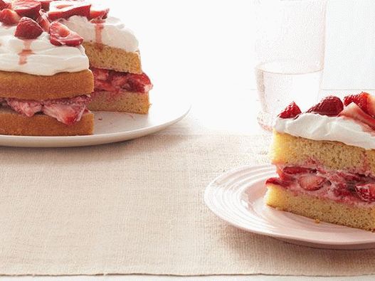 Fotokuchen mit Erdbeeren und Schlagsahne