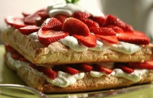 Fotokuchen mit Baiser und Erdbeeren