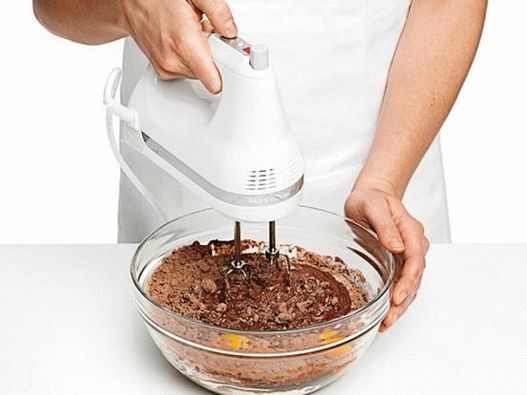 Mischen Sie die Mischung für den Kuchen, Eier, Joghurt und Pflanzenöl mit einem Mixer