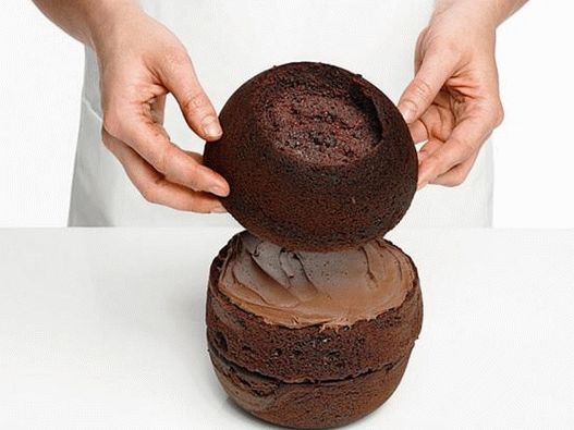 Den runden Kuchen mit Schokolade schmieren, dann den dritten Kuchen darauf legen