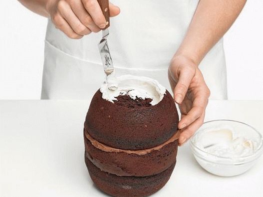 Den äußeren Rand des Kuchens und den Hohlraum des Lochs mit Vanilleglasur schmieren