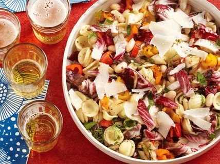 Foto von einem toskanischen Nudelsalat mit gegrilltem Gemüse