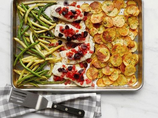 Foto im Ofen Kabeljau mit Kartoffeln, grünen Bohnen und provenzalischen Kräutern