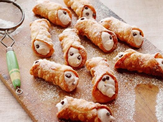 Foto von einem Cannoli-Brötchen mit Ricotta und Schokoladenstückchen zu Hause