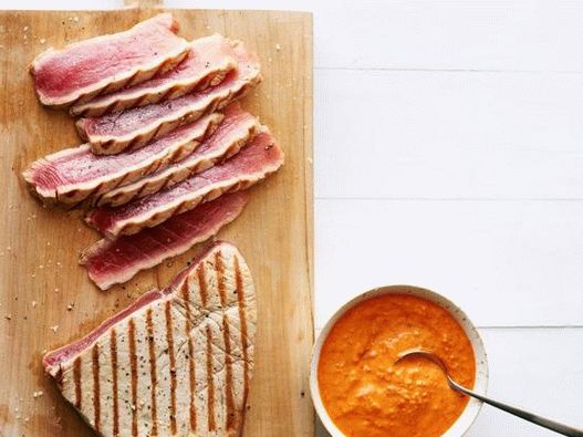 Foto von gegrilltem Thunfisch mit Romesco-Sauce