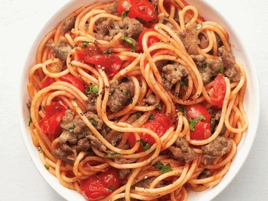 Foto gedünstete Spaghetti mit Hackfleisch und Tomaten
