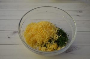 Waffeln mit Käse und Kräutern