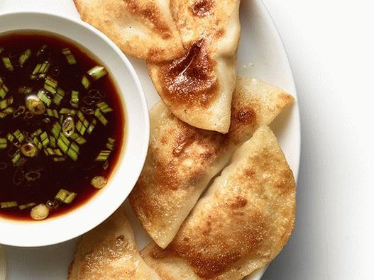 Fotoknödel mit Fleisch und Kohl mit Dip-Sauce Ponzu